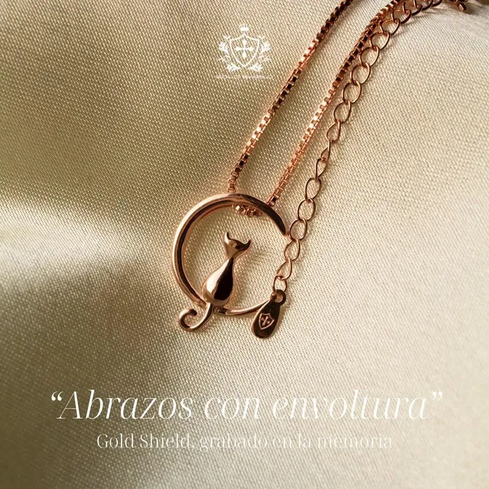 Earrings Gold Shield Juego de aretes y collar de plata con dije de gato y Bao en Oro 18K