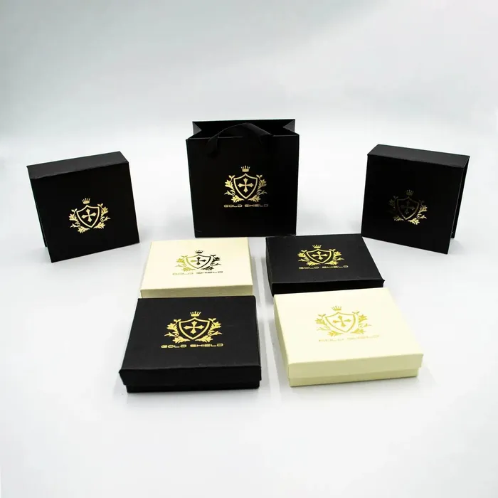 Earrings Gold Shield Juego de aretes y collar de plata con dije de gato y Bao en Oro 18K