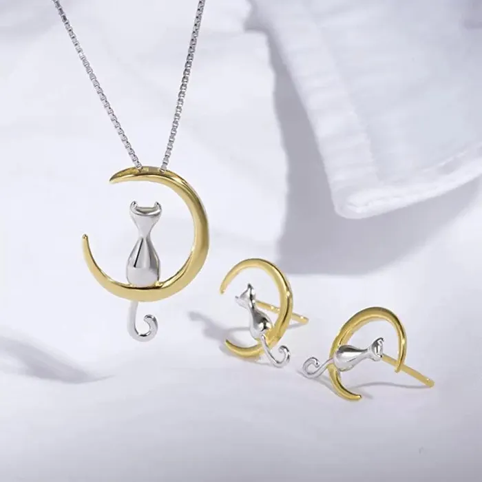 Earrings Gold Shield Juego de aretes y collar de plata con dije de gato y Bao en Oro 18K