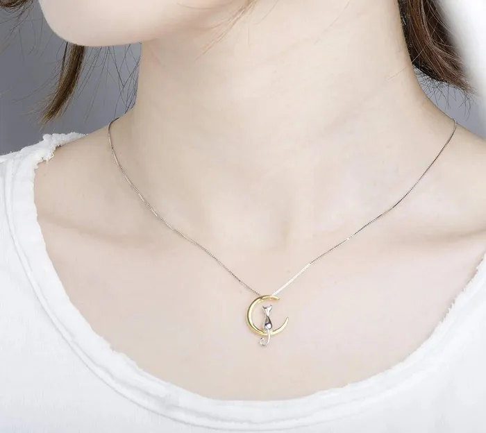 Earrings Gold Shield Juego de aretes y collar de plata con dije de gato y Bao en Oro 18K