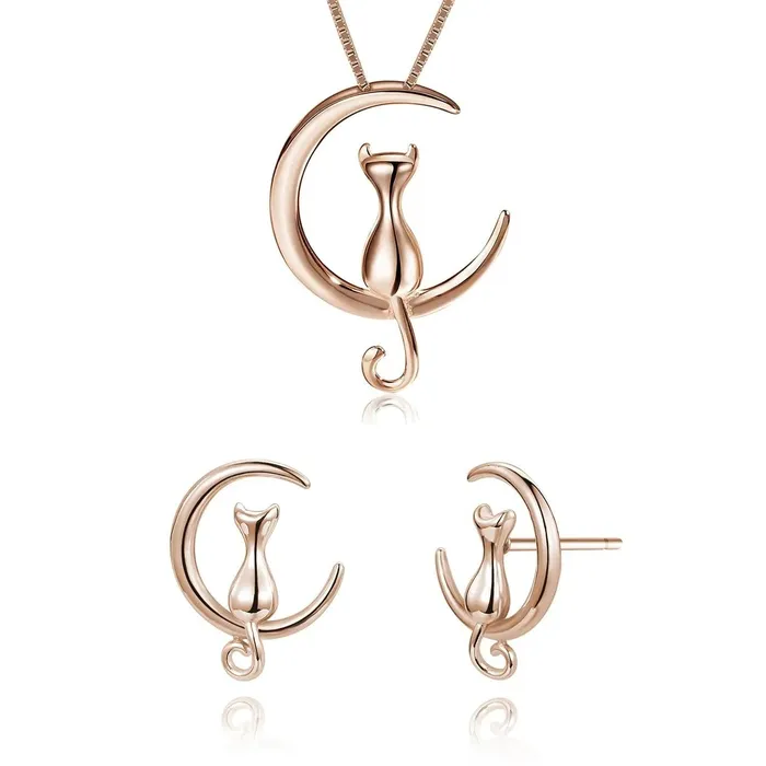 Earrings Gold Shield Juego de aretes y collar de plata con dije de gato y Bao en Oro 18K