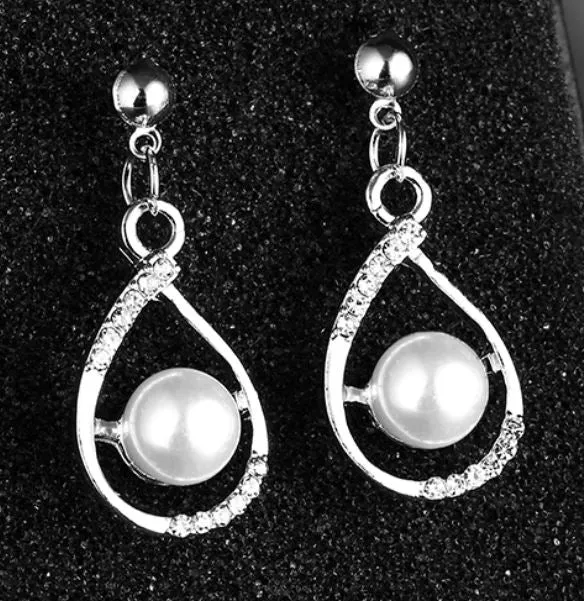 E751 Silver Rhinestone Pearl Earrings polly Earrings