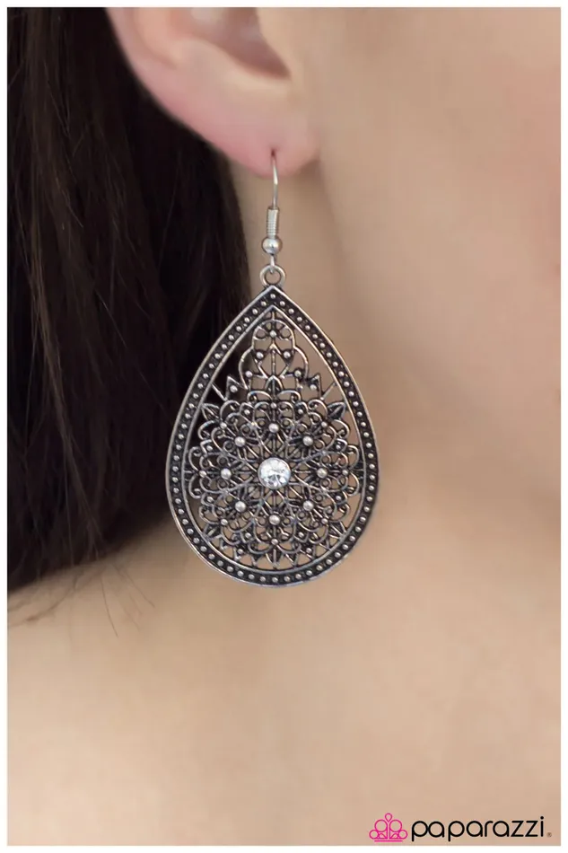 Earrings Paparazzi Earring My Queen White Paparazzi Jewelry