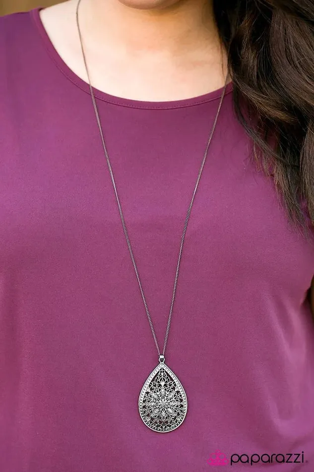 Necklaces Paparazzi Jewelry Paparazzi Necklace QUEEN Me Black