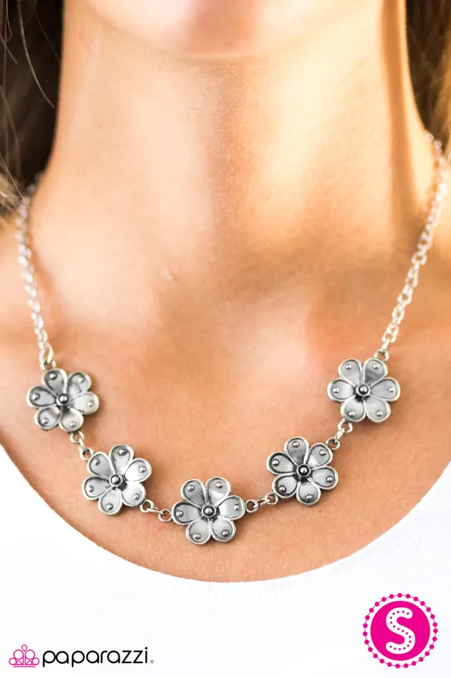 Paparazzi Jewelry Necklaces Paparazzi Necklace The Earth Laughs In Flowers Silver