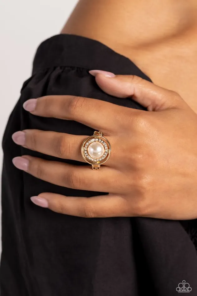 Paparazzi Jewelry Rings Paparazzi Ring Chic Center Gold